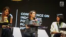 Artis Chelsea Islan (tengah) saat menjadi narasumber dalam Conference on Indonesian Foreign Policy 2017 di Jakarta, Sabtu (21/10). Diskusi ini juga membahas peran perempuan Indonesia dalam memimpin generasi sekarang. (Liputan6.com/Faizal Fanani)