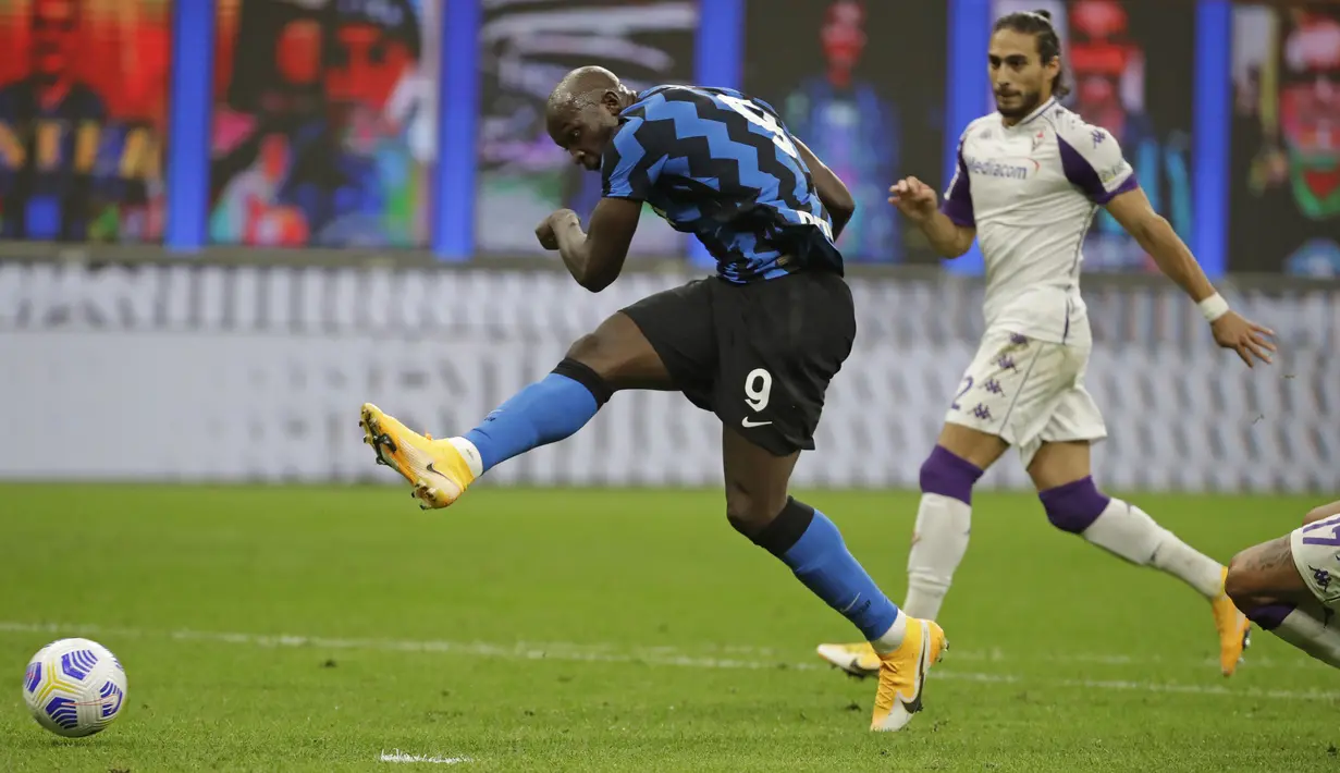Pemain Inter Milan Romelu Lukaku mencetak gol ke gawang Fiorentina pada pertandingan Serie A di Stadion San Siro, Milan, Italia, Sabtu (26/9/2020). Inter Milan mengalahkan Fiorentina dengan skor 4-3. (AP Photo/Luca Bruno)