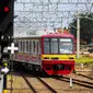 Kereta rel listrik (KRL) melintas di Stasiun Manggarai, Jakarta, Selasa (28/3). Perubahan rute tersebut direncanakan berlaku mulai 1 April besok. Perubahan ini untuk mengurai kepadatan yang sering terjadi di Stasiun Manggarai. (Liputan6.com/Faizal Fanani)