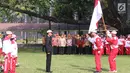 Presiden Jokowi seusai menyerahkan bendera Merah Putih kepada Ketua Kontingen Indonesia SEA Games XXIX Malaysia Aziz Syamsuddin (kedua kiri) saat upacara pelepasan di halaman Kompleks Istana Kepresidenan, Jakarta, Senin (7/8). (Liputan6.com/Angga Yuniar)
