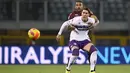 Penyerang Fiorentina, Dusan Vlahovic berebut bola dengan pemain Torino, Bremer selama pertandingan lanjutan Liga Serie A Italia di stadion Olimpiade di Turin, Italia, Selasa (11/1/2022). Torino menang telak atas Fiorentina 4-0. (Fabio Ferrari/LaPresse via AP)