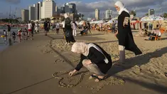 Warga Palestina menikmati hari di pantai saat perayaan Idul Adha, di Tel Aviv, Israel, Kamis, 29 Juni 2023. (AP Photo/Oded Balilty)