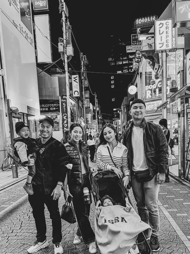 Ajak Baby Izz, Ini 7 Potret Seru Liburan Nikita Willy dan Indra Priawan Ke Jepang