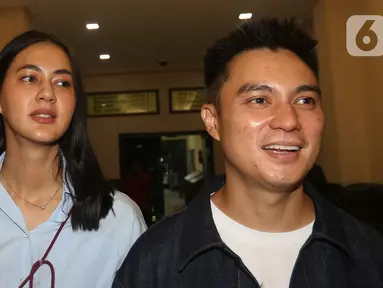 Pasangan selebriti Baim Wong dan Paula Verhoeven usai menjalani pemeriksaan di Polres Metro Jakarta Selatan, Jumat (7/10/2022). Baim Wong dan Paula Verhoeven diperiksa sebagai saksi terlapor dengan masing-masing 25 dan 19 pertanyaan terkait konten video prank KDRT. (Liputan6.com/Herman Zakharia)