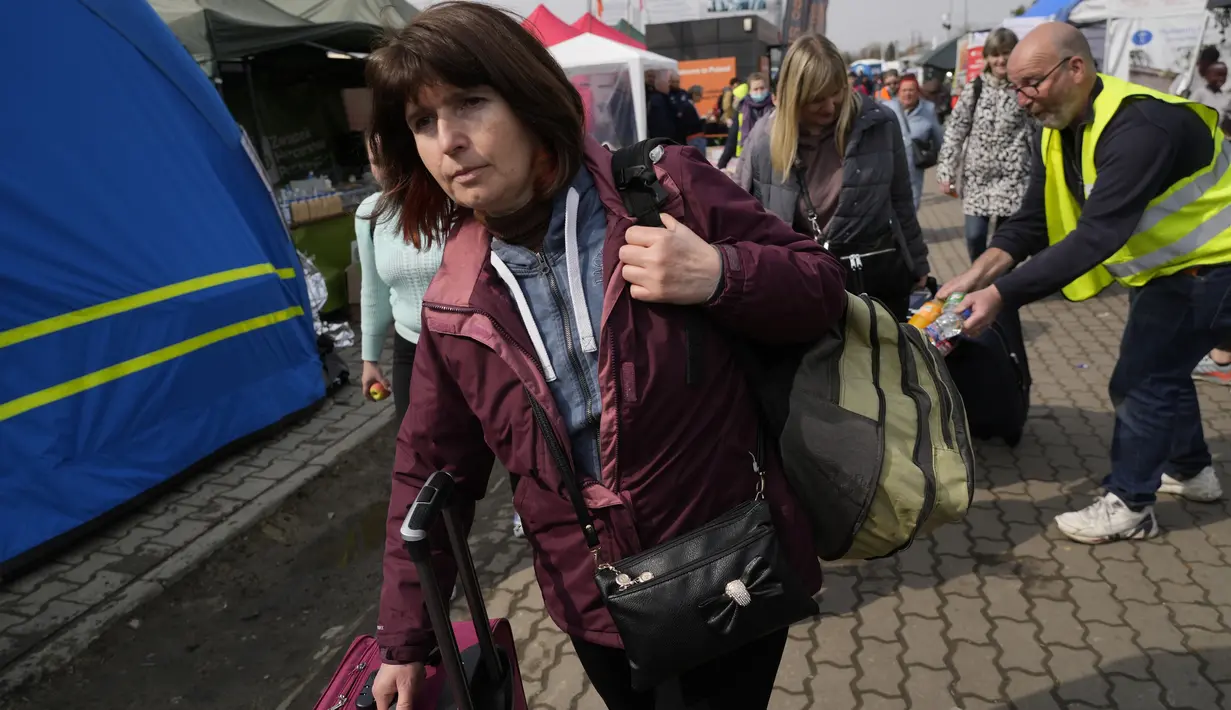 Pengungsi Valentina pergi menuju Zaporizhzhya, Ukraina dari perbatasan di Medyka, Polandia tenggara, pada Rabu (30/3/2022). Menyusul pengumuman Rusia bahwa pasukan mungkin ditarik dari berbagai bagian Ukraina, beberapa pengungsi kembali ke negaranya. (AP Photo/Sergei Grits)l