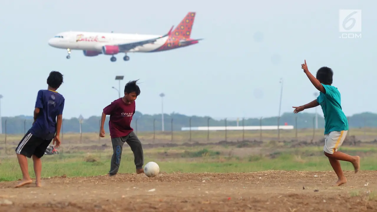 Bermain Bola di Proyek Perluasan Landasan Pacu Bandara Soetta