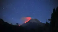 Gunung Merapi, gunung berapi paling aktif di Indonesia, memuntahkan abu dan lava seperti yang terlihat dari Sleman di Yogyakarta pada Rabu dini hari (11/8/2021). Perlu diketahui hingga saat ini, BPPTKG masih menetapkan status Gunung Merapi pada Siaga (Level III). (Daffa Ramya Kanzuddin/AFP)