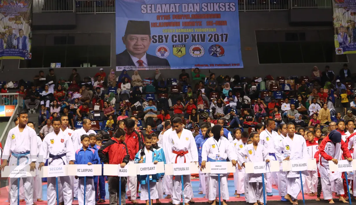 Para peserta bersiap mengikuti upacara pembukaan Asia Karate Championship (SBY) CUP XIV 2017 di Kelapa Gading, Jakarta Utara, Sabtu (25/2). (Liputan6.com/Helmi Afandi)