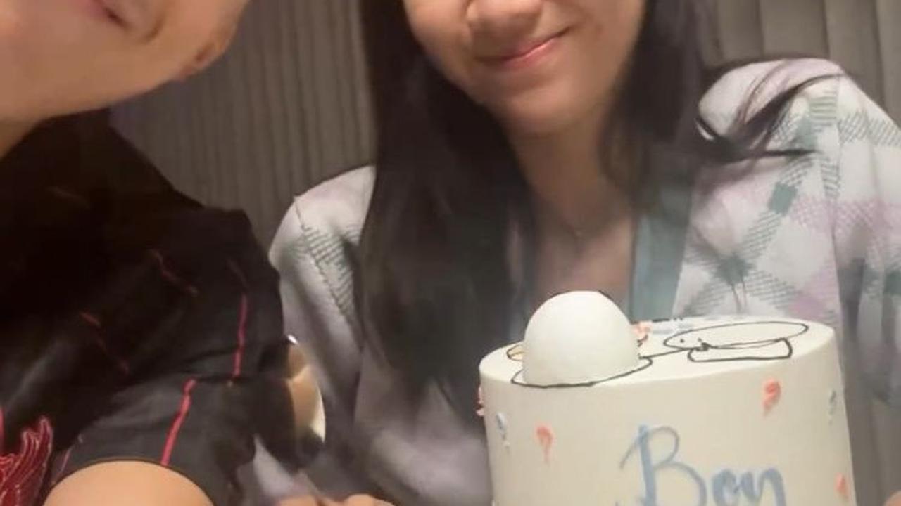 Di awal, Jojo tampak duduk di samping istrinya yang memegang sebuah kue bertuliskan Boy or Girl dengan warna biru untuk boy, dan pink untuk girl.