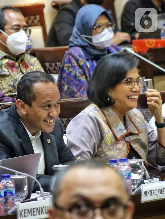 Menteri Keuangan Sri Mulyani (kanan) dan Menteri Investasi/Kepala Badan Koordinasi Penanaman Modal (BKPM) Bahlil Lahadalia (kiri) saat menghadiri Rapat Kerja (Raker) di Gedung Parleman, Jakarta, Kamis (8/12/2022). Raker membahas Rancangan Undang-Undang tentang Pengembangan dan Penguatan Sektor Keuangan (RUU PPSK). (Liputan6.com/Angga Yuniar)