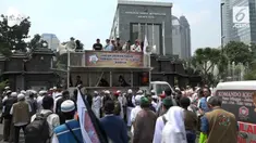 Polisi melarang ratusan massa pendukung Amin Rais memasuki Mapolda Metro Jaya. Amin Rais diperiksa oleh polisi  sebagai saksi atas kasus penyebaran berita bohong atau hoaks Ratna Sarumpaet