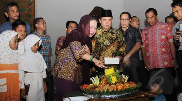 Partai Golkar kubu Aburizal Bakrie menggelar syukuran dan pemberian santunan kepada anak yatim,  Masjid Baiturrahman , Jakarta, Kamis (2/4/2015). Syukuran diadakan usai Pengadilan Tata Usaha Negara (PTUN) memberikan keputusan. (Liputan6.com/Helmi Afandi)