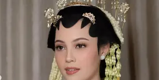 Anggika Bolsterli tampil memikat dengan riasan khas adat Jawa di hari pernikahan. [Foto: Instagram/ Anggika Bolsterli]