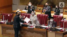 Ketua Baleg DPR Supratman Andi Agtas (kiri) menyerahkan naskah laporan prolegnas RUU prioritas dalam rapat paripurna ke-15 masa sidang IV tahun 2020-2021 di Kompleks Parlemen, Senayan, Jakarta, Selasa (23/3/2021). (Liputan6.com/Angga Yuniar)