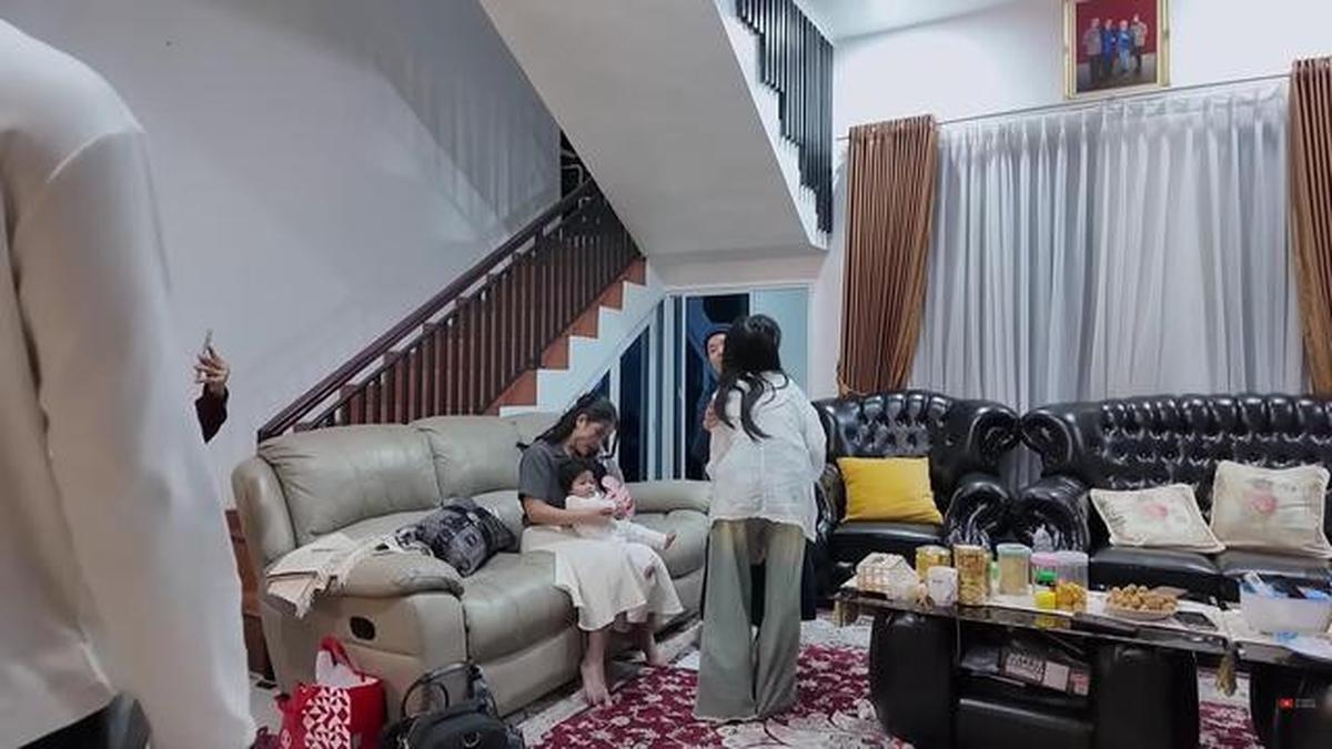 9 Potret Ruang TV Rumah Haji Faisal dan Mama Fuji, Nyaman untuk Kumpul Keluarga