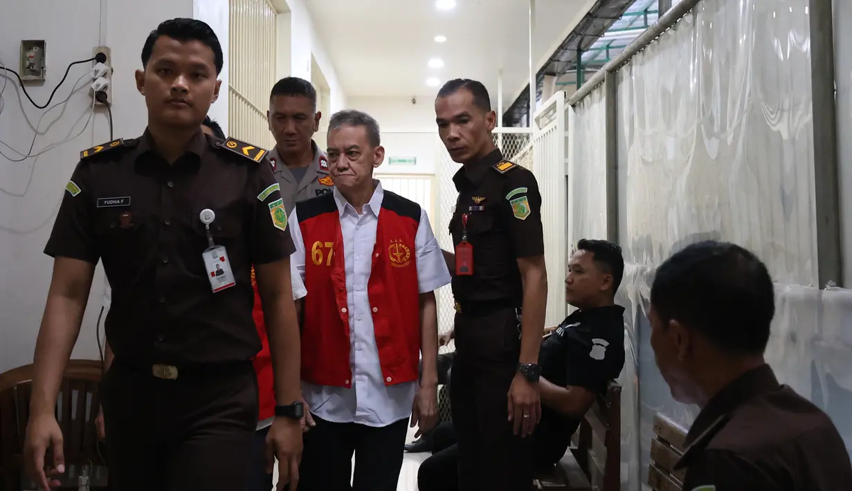 Musisi sekaligus penyanyi, Fariz Roestam Moenaf alias Fariz RM dituntut hukuman pidana penjara 6 Tahun Penjara dan Denda Rp 800 Juta. (KapanLagi.com/Budy Santoso)