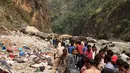 Tim penyelamatan dan relawan berada di tengah puing dan korban yang tewas usai kecelakaan bus di lokasi dekat Sungai Tons di Chopal, di wilayah Himalaya, India utara (19/4). (AFP Photo / STR)