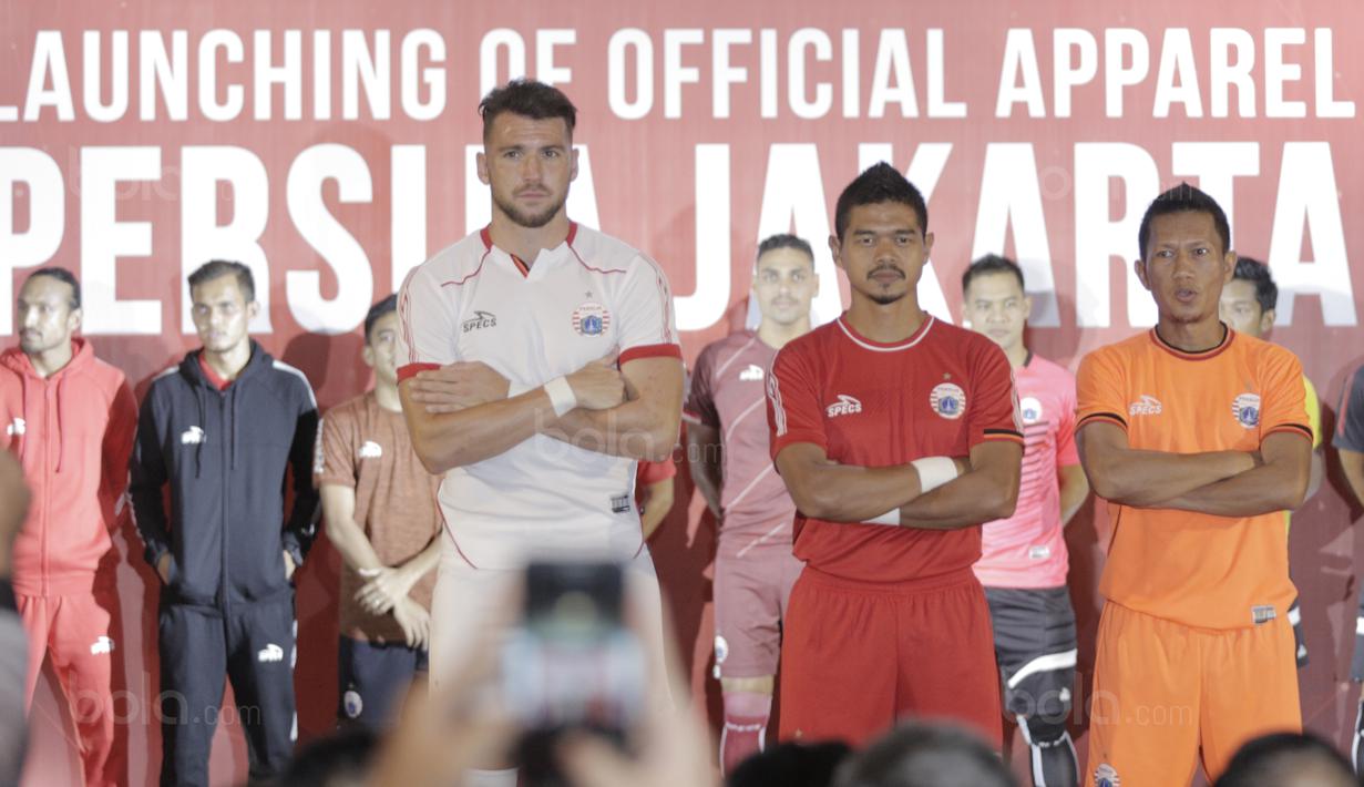 Aksi Marko Simic, Bambang Pamungkas dan Ismed Sofyan pada Launching Official Apparel di Springhill, Kemayoran, Jakarta (2/2/2018). Persija Jakarta menggandeng Specs sebagai penyuplai apparel Macan Kemayoran musim 2018/2019. (Bola.com/Nick Hanoatubun)