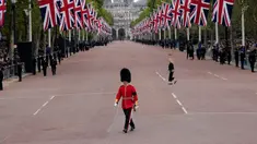 Seorang prajurit King's Guard melintasi The Mall di luar Istana Buckingham sebelum prosesi pemakaman Ratu Elizabeth II di pusat Kota London, Inggris, Senin (19/9/2022). Ratu Elizabeth II yang meninggal dalam usia 96 pada 8 September 2022, akan dimakamkan di Windsor bersama mendiang suaminya, Pangeran Philip, yang meninggal tahun lalu. (AP Photo/Christophe Ena, Pool)