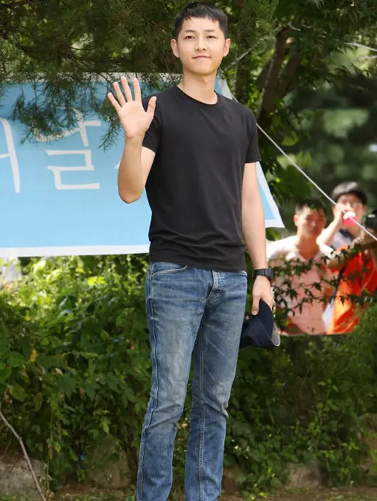 “Song Joong Ki akan hadir di MAMA 2017 saat di Hongkong yang akan berlangsung pada 1 Desember 2017 di Asia-World Expo Arena. Kami pun sedang mempersiapkan detailnya,” ujar pihak Blossom, agensi Song Joong Ki. (AFP/Starnews)