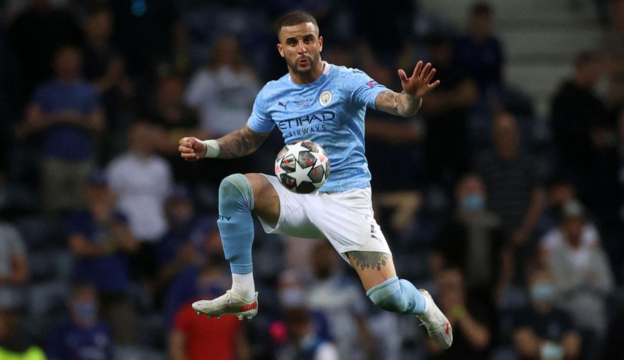 Diberkati dengan kecepatan tinggi dan kekuatan luar biasa, Kyle Walker adalah salah satu bek paling andal dalam permainan Pep Guardiola. Selama empat tahun, ia telah sukses memenangkan 3 gelar Liga Inggris, 4 gelar EFL, dan Piala FA bersama The Cityzens. (AFP/Pool/Carl Recine)