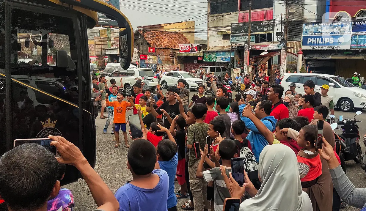Saat sopir bus AKAP membunyikan klakson khas telolet, mereka bersiap-siap merekam momen tersebut dengan smartphone. (Liputan6.com/Angga Yuniar)
