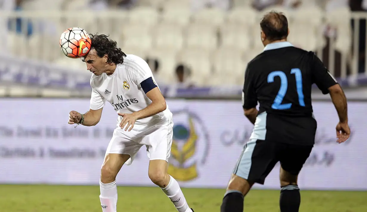 Pemain Real Madrid Legends, Jose Amavisca menyundul bola saat laga persahabatan melawan BaniYas FC di Abu Dhabi, UEA, Jumat (4/12/2015). (EPA/Ali Haider)