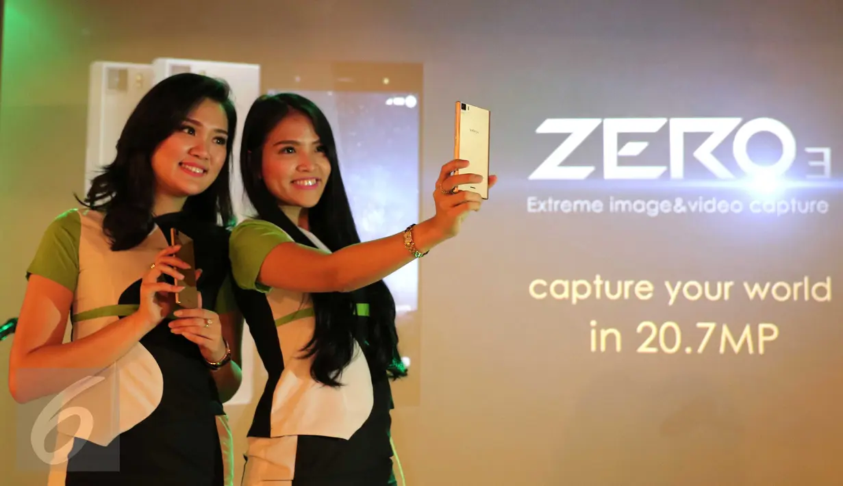Model selfie dengan Infinix Zero 3 saat peluncuran perdana di Jakarta, Senin (29/2/2016). Infinix Zero 3 memberikan fitur fotografi canggih berupa teknolgi phase detection autofocus yang mampu meningkatkan kecepatan autofocus. (Liputan6.com/Angga Yuniar)
