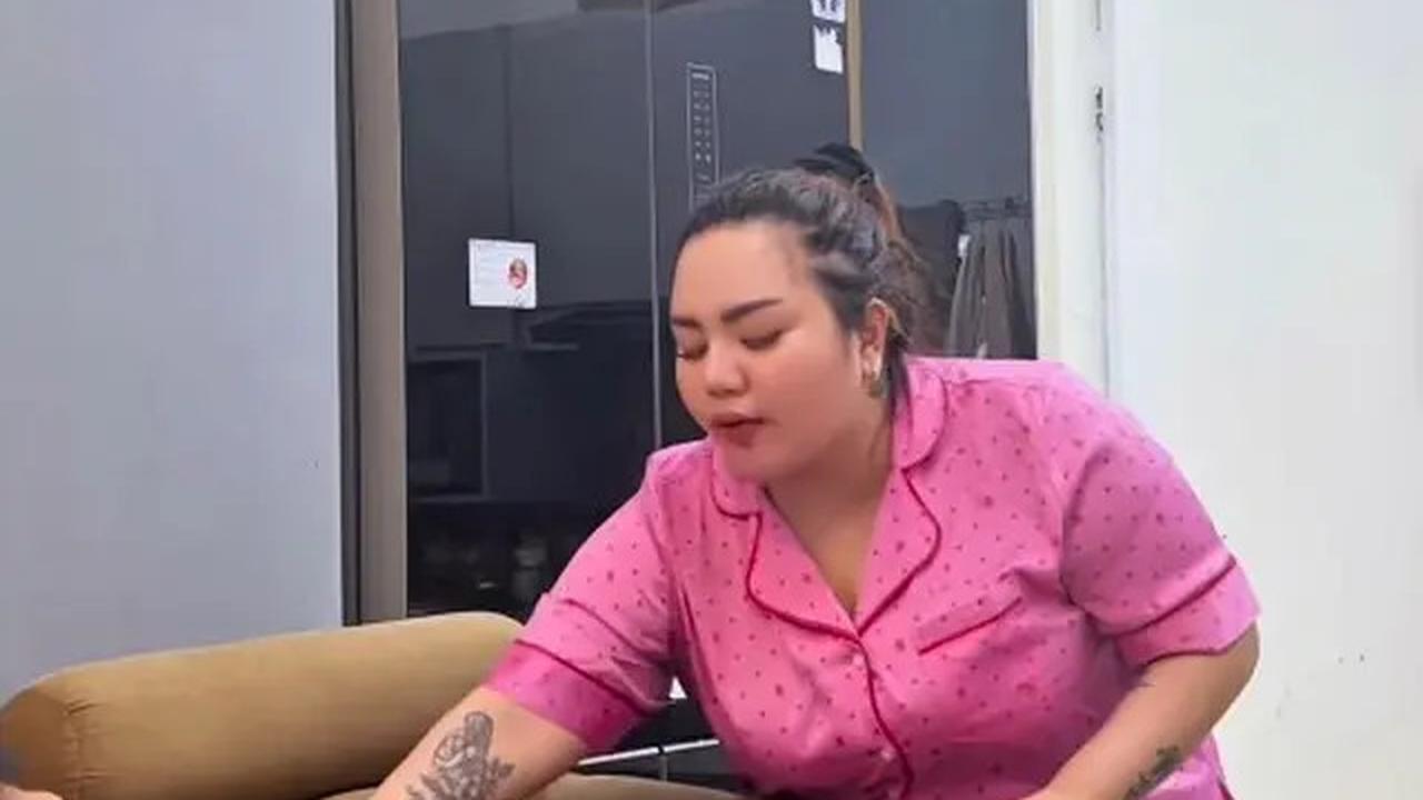 7 Potret Ruang Tamu Mini Rumah Lisa Mariana, Ada Cermin Unik yang Beri Efek Luas