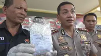 Kepolisian Resort Mojokerto, Jawa Timur berhasil menggagalkan peredaran pil koplo yang dikendalikan oleh seorang narapidana di dalam Lembaga Pemasyarakatan (Lapas) Madiun. (Liputan6.com/ Dian Kurniawan)