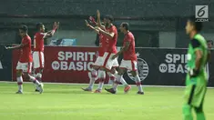 Pemain Persija merayakan gol yang dicetak Willian Pachecho saat laga melawan Perserui pada lanjutan Liga 1 Indonesia di Stadion Patriot Candrabhaga, Bekasi, Selasa (13/6). Persija menang telak 3-0 atas perserui. (Liputan6.com/Helmi Fithriansyah)