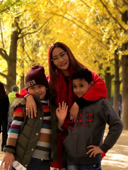 "Tapi aku cinta kumis dan kumis cinta saya. Aku terima kekurangannya dari ujung kaki sampai ujung rambut, begitupun si brengos. Memiliki pasangan sejati sesungguhnya adalah mencintai kekurangannya," tulis Inul pada video lain. (Instagram/inul.d)