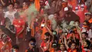 Supporter Persija Jakarta saat mendukung timnya melawan PSM Makassar pada laga Trofeo Persija  di Stadion Utama Gelora Bung Karno, Jakarta, Sabtu (9/4/2016). (Bola.com/Nicklas Hanoatubun)