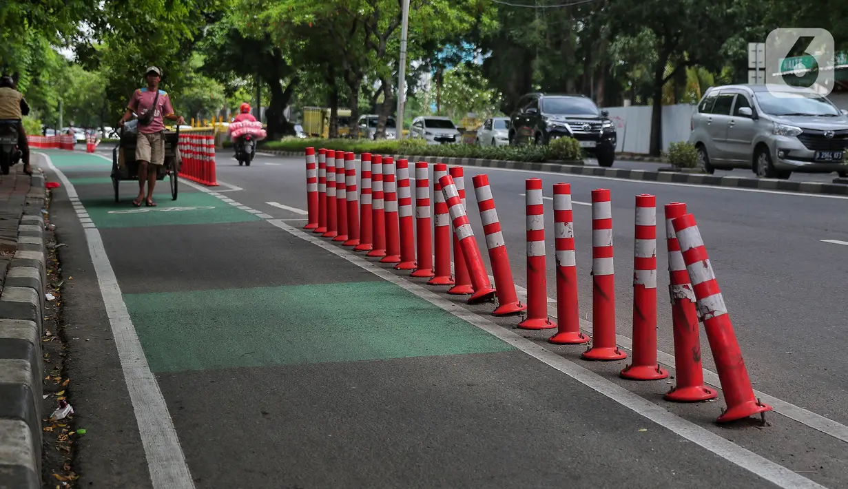 Kondisi stick cone pembatas jalur sepeda di Kawasan Jalan Penjernihan Jakarta, Sabtu (10/12/2022). Keadaan stick cone untuk pembatas jalur sepeda tersebut terlihat sudah rusak dan tidak terpasang dengan benar. (Liputan6.com/Angga Yuniar)
