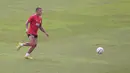 Pemain Bhayangkara FC, Radja Nainggolan, saat sesi latihan di Lapangan B Senayan, Jakarta, Jumat (12/1/2023). (Bola.com/M Iqbal Ichsan)