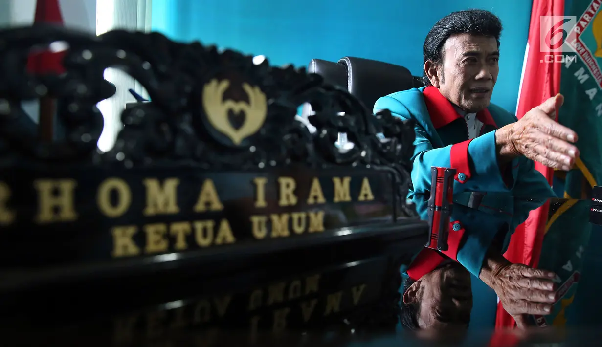 Ketua Umum Partai Idaman Rhoma Irama menjawab pertanyaan wartawan di Kantor DPP Partai Idaman, Jakarta, Selasa (16/1). Partai Idaman menyatakan akan memperjuangankan hak politiknya yang berdasarkan undang-undang. (Liputan6.com/JohanTallo)