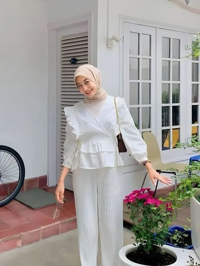Putih Elegan dengan Bordir Halus