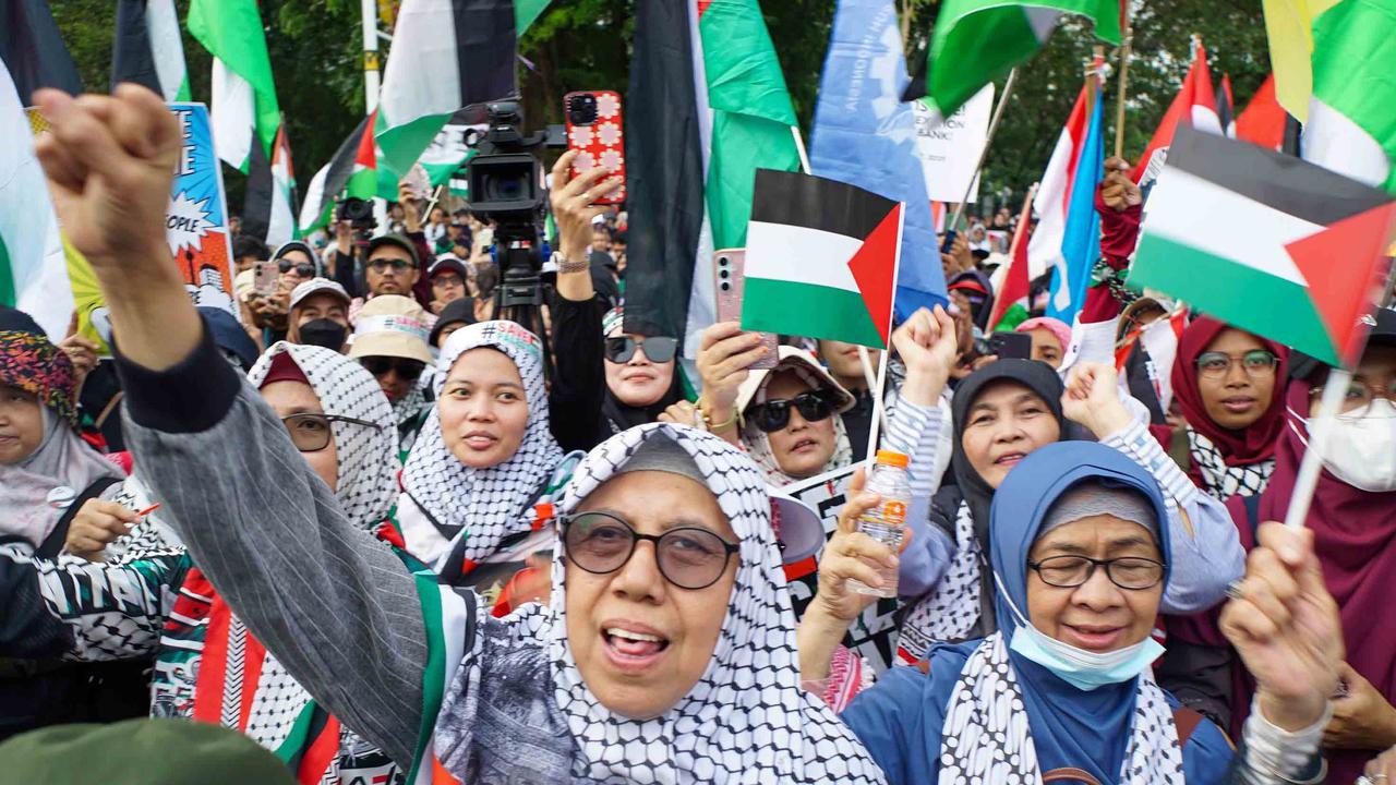 FOTO: Dua Tahun Genosida di Gaza, Massa Kepung Kedubes AS Serukan Akhiri Blokade Palestina