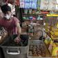 Pedagang menata minyak goreng di sebuah pasar di Kota Tangerang, Banten, Selasa (9/11/2011). Bank Indonesia mengatakan penyumbang utama inflasi November 2021 sampai minggu pertama bulan ini yaitu komoditas minyak goreng yang naik 0,04 persen mom. (Liputan6.com/Angga Yuniar)