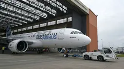 Pesawat Airbus A320neo ditarik keluar hanggar untuk menjalani uji jarak menengah di pabrik Airbus, Saint-Martin-du-Touch, Toulouse, Perancis, (1/7/2014). (AFP PHOTO/ERIC Cabanis)