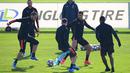 Para pemain Juventus mengambil bagian dalam sesi latihan di tempat latihan Juventus di Turin, Italia (16/2/2021).  Juventus akan bertanding ke markas Porto pada leg pertama babak 16 besar Liga Champions di Estadio do Dragao. (AFP/Marco Bertorrello)