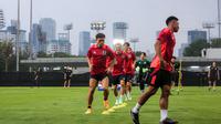 Yuto Nagatomo berlatih bersama Timnas Jepang menjelang duel versus Timnas Indonesia di lapangan A, Senayan, Jakarta, Senin (11/11/2024). (Bola.com/Bagaskara Lazuardi)