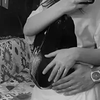 Tidak hanya memperlihatkan suasana pernikahan yang berlangsung intim dan hangat, unggahan tersebut juga menjadi cara Zara mengumumkan bahwa dirinya tengah mengandung buah hati pertama. [@zaraadhsty].