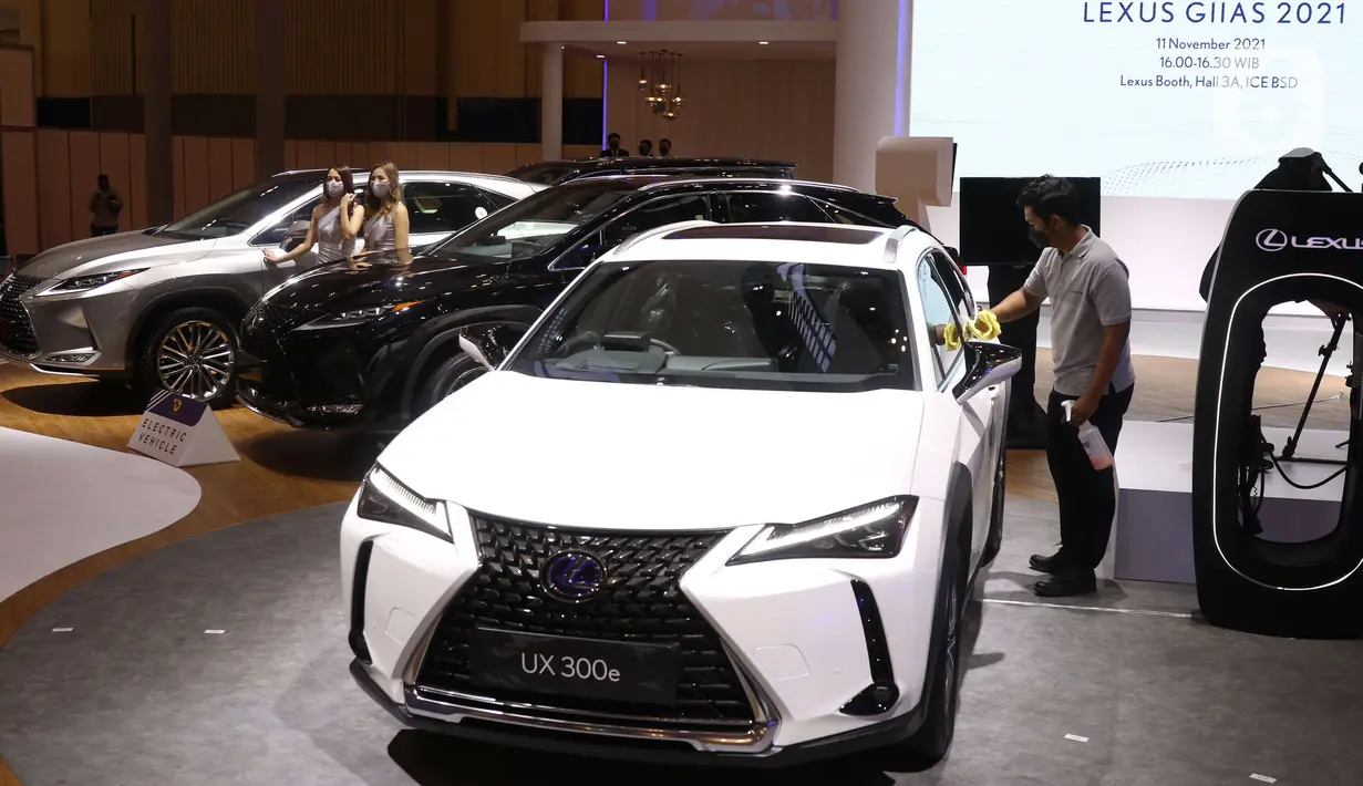 Petugas membersihkan mobil Lexus yang dipajang pada area pameran Gaikindo Indonesia International Auto Show (GIIAS) 2021 di ICE BSD, Banten, Kamis (11/11/2021). Pameran GIIAS diharapkan dapat membantu menggerakkan perekonomian di Indonesia. (Liputan6.com/Angga Yuniar)
