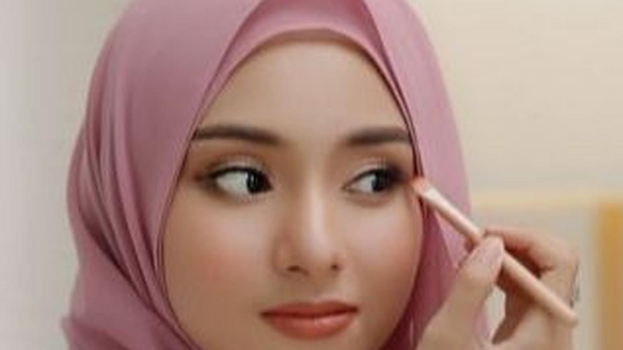 5 Tips Sederhana Tetap Cantik saat Lebaran, Makeup Flawless Tanpa Luntur ke Hijab