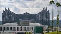 Pemerintah memutuskan menggelar upacara peringatan Hari Kemerdekaan ke-80 Republik Indonesia pada 17 Agustus 2025 di Jakarta bukan di Ibu Kota Nusantara (IKN), Sepaku, Penajam Paser Utara, Kalimantan Timur. Tampak dalam foto, pemandangan umum yang menunjukkan Istana Kepresidenan di Ibu Kota Nusantara, di Sepaku, Penajam Paser Utara, Kalimantan Timur, pada 17 Agustus 2024, selama perayaan yang menandai Hari Kemerdekaan Indonesia ke-79. (BAY ISMOYO/AFP)