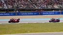 Pembalap Ducati Lenovo, Francesco Bagnaia, terlibat duel sengit dengan pembalap Gresini Racing, Marc Marquez, dalam balapan keempat MotoGP 2024 di Sirkuit Jerez, Andalusia, Spanyol, Minggu (28/4/2024). Bagnaia menjadi yang tercepat dengan catatan waktu 40 menit 58,053 detik walau start dari P7. (AP Photo/Jose Breton)