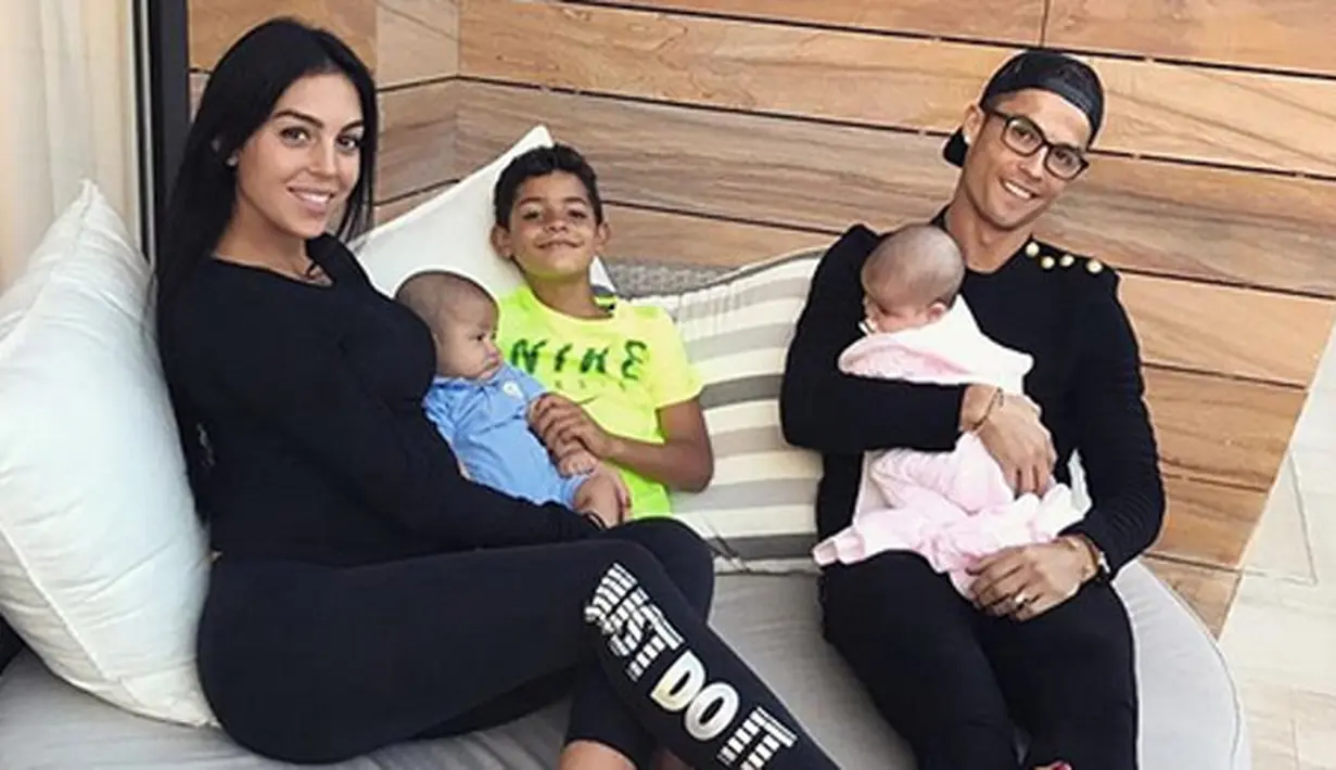 Kebahagiaan kembali dirasakan Cristiano Ronaldo dan sang kekasih, Georgina Rodriguez. Keduanya baru saja dikaruniai seorang bayi perempuan dan kali ini lahir dari rahim Georgina sendiri. (Instagram/georginagio)