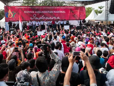 Suasana keramaian saat Konser Kebangkitan Nasional di Waduk Pluit, Penjaringan, Jakarta Utara, Sabtu (20/5). Konser ini bertajuk 'Satukan semangat untuk satu negeri dan jadilah bagian dari meriahnya kebangkitan Indonesia'. (Liputan6.com/Gempur M. Surya)