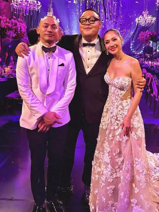 Rambutnya ditata bergaya updo, dipermanis dengan perhiasan berupa anting-anting, gelang, dan cincin berlian. [@itsmebcl]